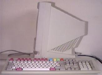 Vista lateral del Amstrad PcW16