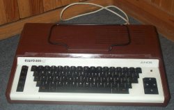 800-3 (2 renombrado) con acabado color madera y zona de teclado blanca