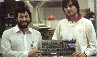 Jobs y Wozniak con la placa del Apple I